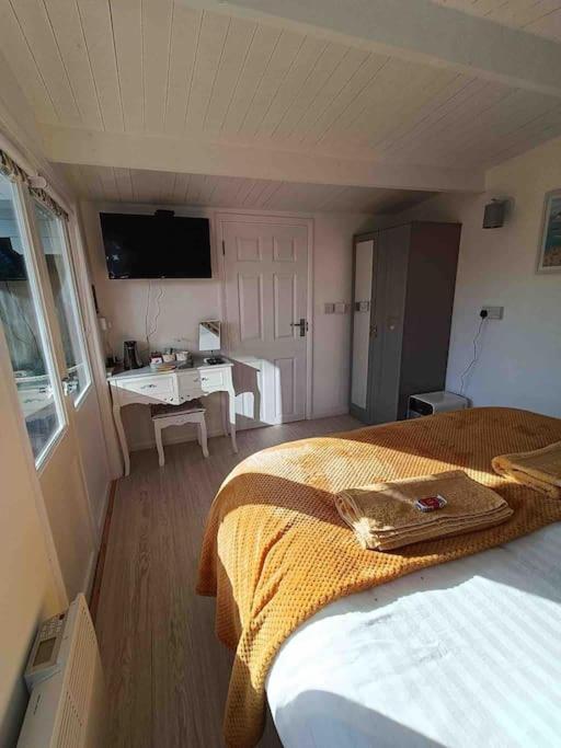 Private Lodge Close To Beaches And Goodwood Felpham Kültér fotó